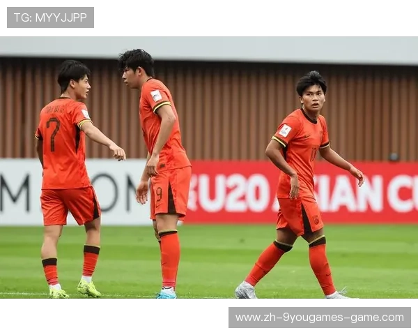 国足主力中场参加专项传控训练，国足传球